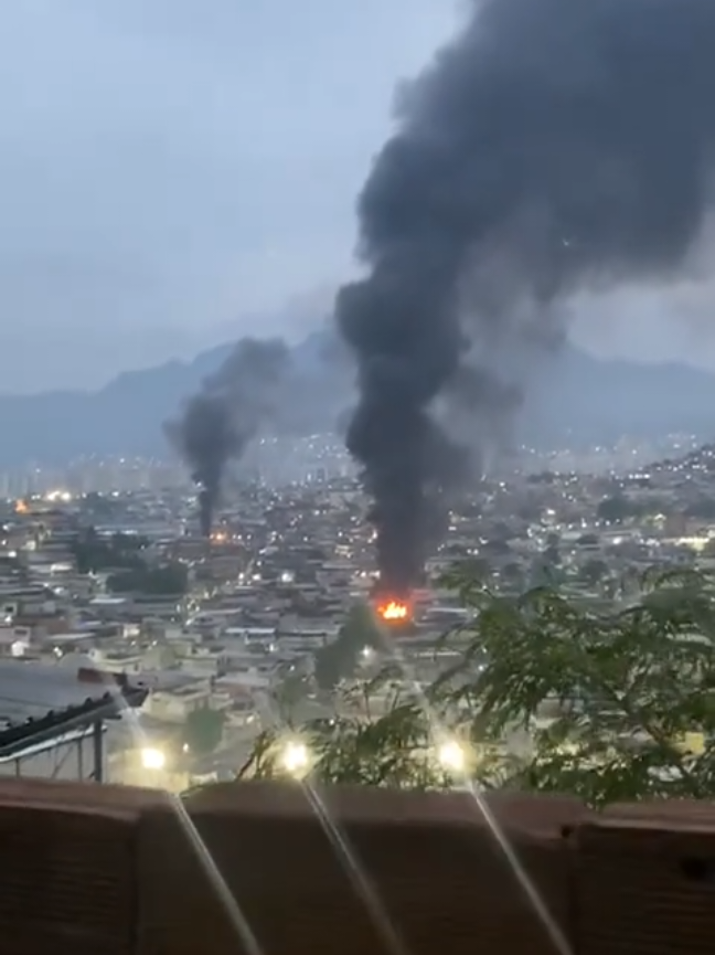 🚨 Maior operação de guerra do Rio! 🚁💥 Hoje, o Complexo do Alemão e da Penha viraram cenário de batalha — tudo pra capturar o chefão “Doca”, do Comando Vermelho. Foram 60 mortos e mais de 80 feridos nessa mega operação que parou o Rio de Janeiro. 🔥💣 👉 O que você acha dessa guerra nas favelas?