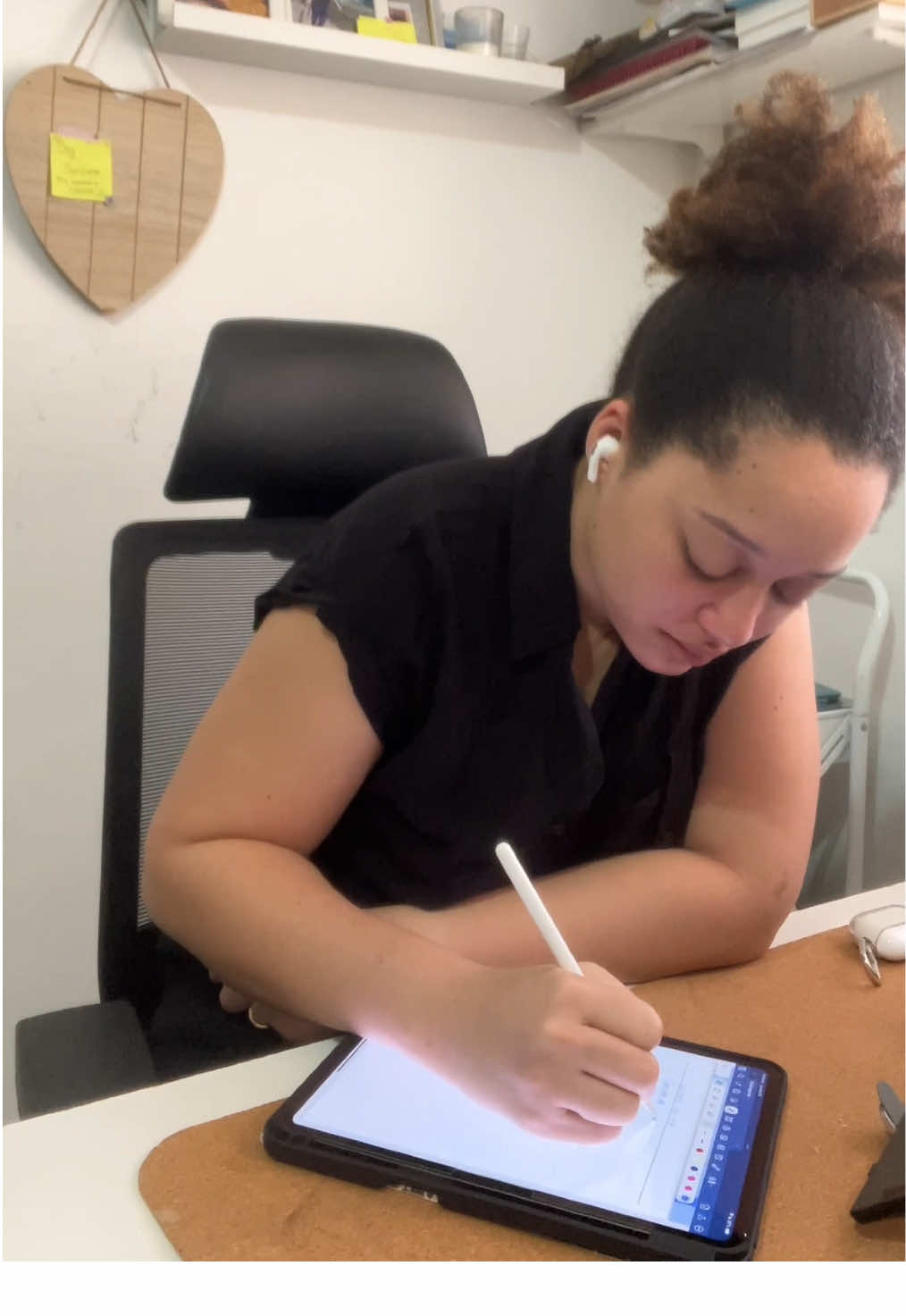 Así es como se ve un día de producción y como me planifico para lograrlo. ✨ Si quieres aprender más sobre repostería, visita el link en mi perfil donde te dejo más información. ❤️ #cruzibakes #reposteria #baker #elbakersclub 