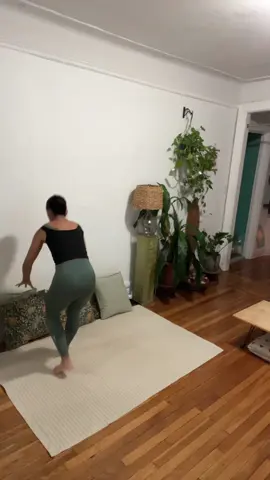 Vivir sin muebles … de sala a mi sala de yoga para dar classes en línea. #soytica #soytico🇨🇷 #minimalismo #nuevayork #minimalista 