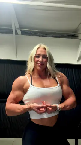 Oh Tatiana 🤭 #ifbbfigure #ifbbproleague #musclemommy 