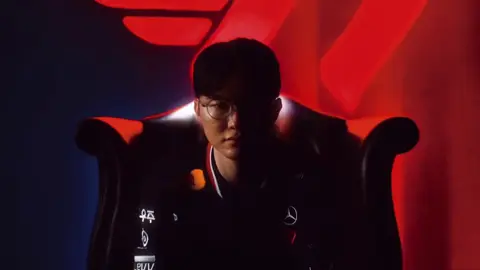 “Từ lâu rồi, tôi đã chứng kiện sự thăng trầm của nhiều đội tuyển. Tuy nhiên tuyển thủ đứng vững cuối cùng sẽ luôn là tôi.”  Những gì thiếu niên 2017 ấy bỏ lỡ nhất định chạm tới vào năm 2025, Faker fighting, T1 fighting ❤️ #Faker #t1win #t1fighting #viraltiktok #xuhuong 