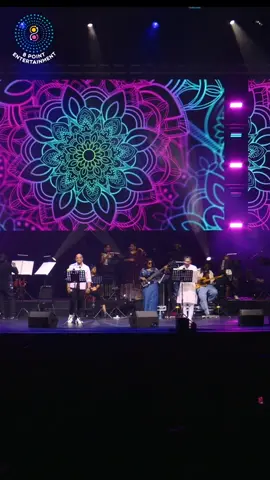 Vitha Vithama Soap – Deva sings about Singapore | Live in Concert | Innisai Saaral | Remix #deva Full Video - https://youtu.be/_HIQ5Lassfs Experience the magical live rendition of “Vitha Vithama Soap” performed by  Deva at the grand Thenisai Thendral Deva - Innisai Saaral - Live in Concert -  Singapore. 🎶✨ 🎤 Song: Vitha Vithama Soap 🎼 Music Director: Deva 🎶 Live Vocals:  Deva 📍 Event: Deva Innisai Saaral – Live in Concert, Singapore 📍Location: Star Performing Arts Centre Performing Artists: 🎤 Deva 🎤 Srikanth Deva 🎤 Anuradha Sriram 🎤 Mano 🎤 Sabesh Murali 🎤 Priya Jerson 🎤 Ajay Krishna 🎤 Akshaya Muralidharan 🎤 Velu 🎤 Shruthi Sekar 🎤 Devu Mathew 🎤 Aravind Annest #devaliveinconcert  #devahits #TamilLiveConcert #ThenisaiThendralDeva 