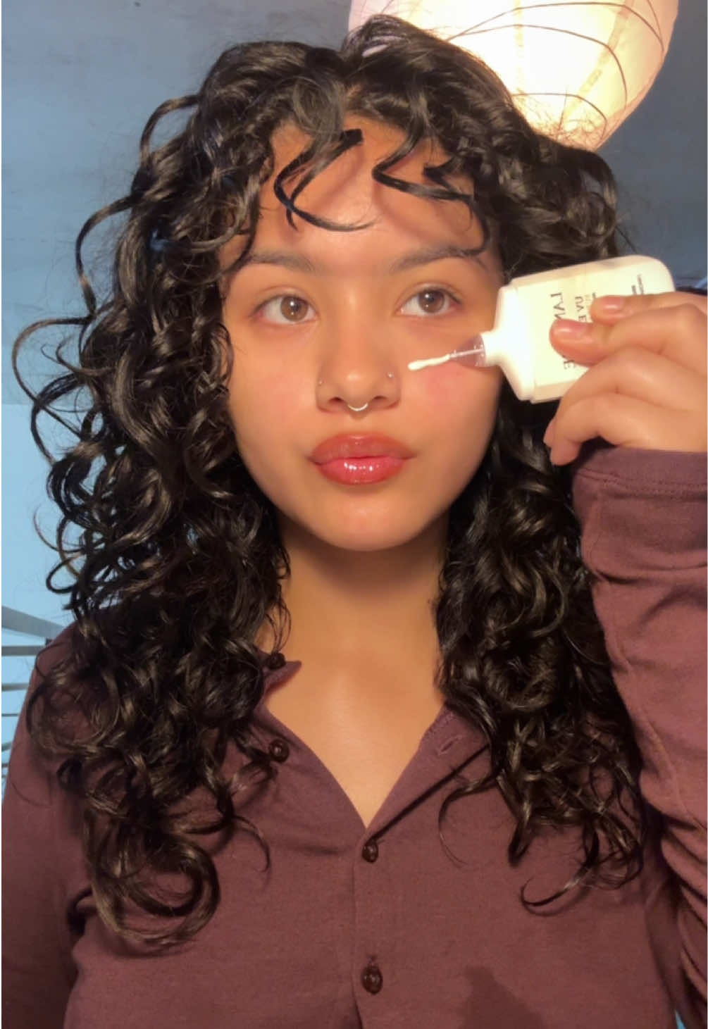 something light 💟 products: @Lancôme supra screen spf 50 @Kulfi Beauty serum primer @ColourPop Cosmetics foundation stick in 7 light @Rare Beauty contour in solace and blush in encourage @NARS Cosmetics concealer in crema catalana @Huda Beauty powder duo in cherry peach @Tower 28 Beauty blush in samo spritzer @MakeUpForEverUSA limitless brown artist color pencil #curlyhair #makeupinspo #drugstoremakeup #softmakeup #lashclusters #curlybangs fallmakeup #lancomesuprascreen #narsconcealer #acnemakeup #rarebeautycontour 