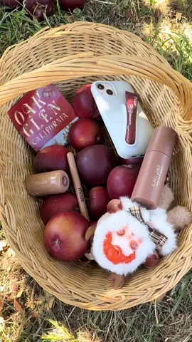 dates with my bestie and daughter ♥️ @Laurén #applepicking #bestievibesonly #ilysm