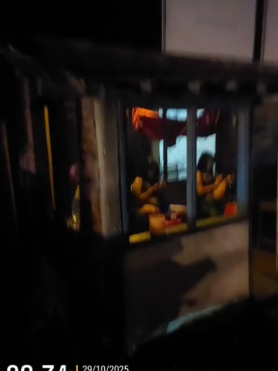 Beredar Video Amartir warga yang menyebutkan bahwa Satpol PP Pemalang Kerjanya hanya pencitraan. Pasalnya, warung yang diduga untuk tempat peredaran miras dan tempat esek-esek di Calam (utara terminal induk Pemalang) pinggiran jalan Pantura masih beraktivitas seperti biasanya. Seperti diketahui bersama, pihak Satpol PP Pemalang dalam bulan ini sudah melakukan razia di lokasi tersebut.  Hingga berita ini ditayangkan, Satpol PP Pemalang belum memberikan klarifikasi resmi.  @satpolppkabpemalang  @polres_pemalang  @amk_media_news  @anomwidiyantoro 