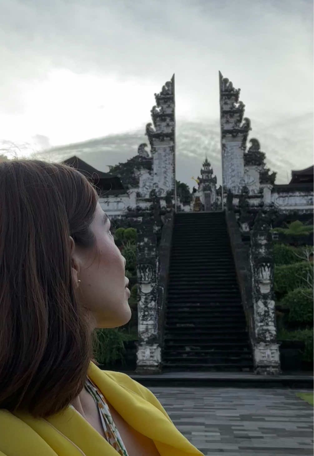 One of the most beautiful temples I’ve visited✨ #prayerworks #reminicing #bali #heavensdoor 