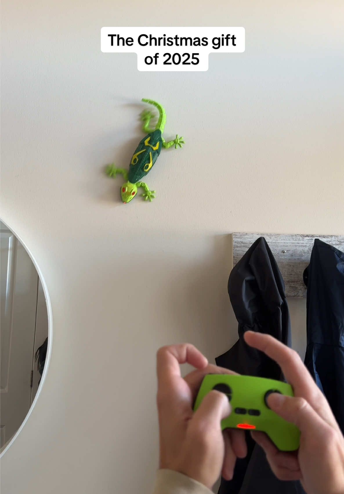 This wall crawling gecko is such a good Christmas gift for kids #giftforkids #kidstoys #remotecontroltoy #giftidea #tiktokshopblackfriday 