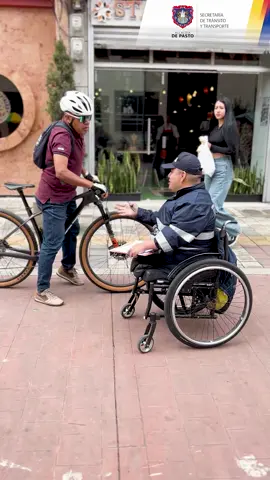 Con agentes de nuestro equipo de Seguridad Vial realizamos diálogos de sensibilización en la calle 19, entre carreras 21 y 26, sobre la importancia de respetar este espacio de nuestra ciudad como un sendero peatonal.  #SeguridadVialPasto 