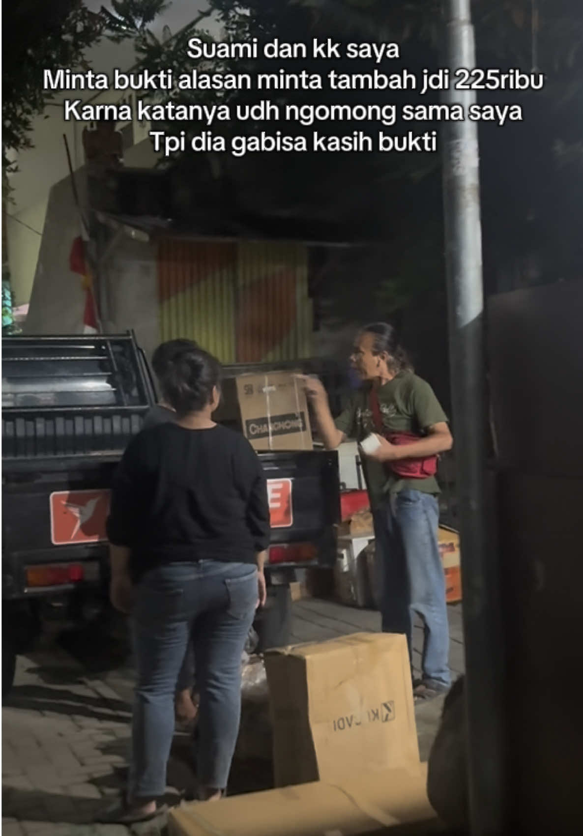 Astagfirullah zalim bangett ini driver lalamove😭 penipuan, pembohongan, pemerasan, hampir dag dig dug juga barang saya dibawa muter hampir 2.5 jam, yg harusnya sampai 30menit jdi 2.5jam😭 ditelfon smaa suami saya udah sampai mana ko ga sampe2, malah jawabannya ini ditutup portal, semua pada tutup portal, padahal daerah saya sblum pindahan ini gaada sama sekali portal, 2.5 jam dibawa muter ke tempat lain dulu😭 yg harusnya ga lewat situ kita pantau terus dari aplikasi malah muter muter gajelas dijakarta, yg harus ga masuk akal lewat situ, karna pindahnya dri kabupaten tgr ke tgr , trus dimatiin telfonya sama driver padahal blm dijawab dia sampe mana, saya dan suami takut banget barang ilang karna semua disitu😭, di wa ga dibales, minta sharelok udh sampe mana ga dikasih, ganggu bgt aturan udh selesai dri tdi, jdi harus nunggu dia muter2 2.5 jam ganggu tidur bgt, kk saya kasian bantuin pindahan sampai subuh langsung kerja pagi, dri awal udah aneh saya tanya bpk tinggal dmna? Dia jawab emg ngapain? Saya jawab engga pak nanya aja ( basa basi aja gue biar tegur sapa) setelah barang naik di bantu 7 org pindahan tetangga, kk saya, suami, mama , ade dll. Dia sama sekali ga angkat karna emg wajar tugas dia hanya anterin its okeyy klo ini, tpi yg gue ga suka barang saya dilempar2, suami sampe kaget selang ac atau pipa apanya tu namanya mau dibengkokin gtu aja😭 itu kan gabisa main bengkokin, patah dia mau ganti? Pas sampe alhamdulilah masih rezeki barang saya sampe 03.47 dri abangnya sampe 00.37 wib sampe selesai ya 03.47, yg harusnya jam 2 udh sampe karna dia tiba tiba berangkat jalan duluan, posisi saya didalam lgi nyapu biar ditinggalin kontrakannya bersih, tiba tiba kk & mama saya kabarin itu abangnya main jalan aja, lah ko ga lapor sama saya drivernya? Titiknya apa ga nanya juga, ternyata mau kadalin saya, udah gtu pas org2 pada angkatin barang ke pick upnya, abangnya ngomong smbil berdiri, jgn ada yg naik ya, padahal kita aja gada info mau naik atau ikut, ternyata mau giniin saya ya pak? Pas sampe setelah drama 2.5jam muter gajelas, dia sok sokan muka bete, padhaal yg harusnya bete kita nunggu sampe 03.47 loh barang baru sampe padhaal dimaps cuma 30menit dan saya sama suami sampe cuma 25 menit😭 trus lanjut kk saya dan suami, dan calon kk ipar saya nurunin barang, saya yg jaga di dalam kontrakan estafet biar cepet selesai, karna ini pada kerja loh jam 7, dia gamikir bawa muter2 barang org kocak sampe subuh, pas mau byr karna kita udah bete dia bawa muter barang 2.5 jam, kita cuma lebihin 20ribu dri 130rb jdi 150ribu, tiba2 dia ngomong si mba bilang iya tadi minta nambah 75ribu total jdi 225rb anjirr dri 130ribu😂, trus saya ga terima bpk kapan ngomong sama saya? Saya aja ga merasa ngobrol sama bpk bahas byar, dia aja gue ajak ngobrol nanya rmh aja ketus anjir , terus dia ngomong bawa allah disini gua kesel, yaallah bpk, jangan bohong atuh pak, bpk ga ngomong sama saya sama sekali, suami saya telfon nanya udh dimana aja bpk matiin, kita minta sharelok aja ga dikirim, bahkan bapak aja jalan bawa barang saya tanpa ngomong sama saya dan suami main kabur aja, sampe dia bentak2 kk syaa & suami, karna dia kan fitnah gue. kk & suami minta bukti, dia gaberani kasih bukti, karna emg gaada, yg dri tdi disana naikin barang aja ngeliat dia ga ada ngobrol sama saya, karna saya bagian didalem aja😭 kocak bgt ni bpk sampe bawa2 allah, dan nunjuk2 sama kk & suami saya karna ga ditambahin apa nominal yg dia mau, terakhir karna saya udh gedeg bgt saya rekam, buat bukti, dan saya ss chat kita, dia udh enak bgt hanya nyetir dapet minum + 20rebu, klo dia ga bikin gedeg gua barang di bawa muter ples diwa ga dibls udh dimana, 2.5 jam nunggu  barang kaya org gila gua, gua lebihin 50/100 its okey, ini aja kerja gabener dilebihin 20ribu bersyukur pak, malah mau peras saya. Aku sharing ini semoga temen temen gaada yg dpt bpk ini dengan permainan dia modus yg sama barang dibawa tanpa izin, barang 2.5 jam dibawa muter kejakarta, ditlfn dimatiin.