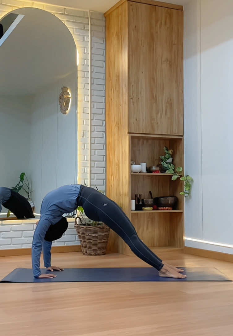 masih bertarung dengan gedabruk gedubraknya kehidupan yoga ini. 🫶🏼🌸🕊️✨🍃💆🏻‍♀️ #yoga #yogapose #yogagirl #sports  #yogaclass 