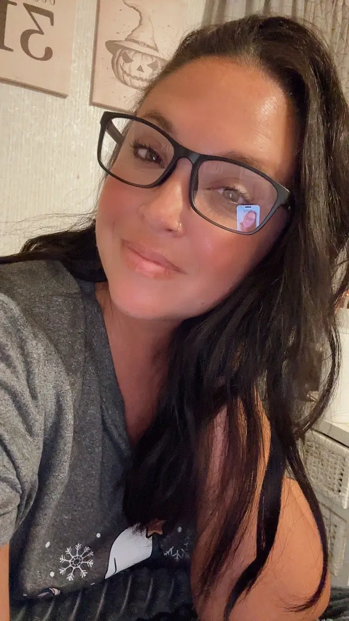 🖤🖤 no hashbrowns just messy wet hair and scary movies after a long day 