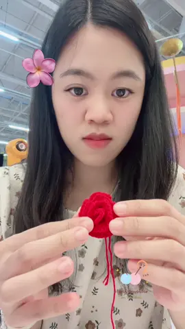 ถักดอกกุหลาบอีก 40+ ดอก 🌹 สู้ต่อไป ✌️ #ดอกกุหลาบ #หัดถักโครเชต์ #ช่อกุหลาบไหมพรม #ผ้าคลุมช่อดอกไม้ 