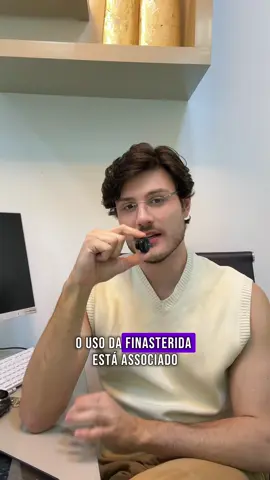 ⚠️ Este conteúdo aborda saúde mental e ideação suicida de forma educativa. Se você estiver passando por um momento difícil, procure ajuda — ligue 188 (CVV), disponível 24h. LEIA MAIS 👇🏻  Vários estudos clínicos sugerem que o tratamento oral com finasterida pode aumentar o risco de efeitos colaterais neuropsiquiátricos. Uma revisão sistemática constatou que as chances de desenvolver sintomas depressivos foram significativamente maiores em usuários de finasterida oral em comparação aos não usuários, com uma razão de chances (odds ratio) de 2,14 [19]. As taxas combinadas de sintomas depressivos foram mais altas com o uso de finasterida oral — 3,33% contra 2,54% sem o uso. Além disso, o risco de ideação ou comportamento suicida foi maior entre os usuários de finasterida oral — 21,2% versus 14,0% nos não usuários (p < 0,0001) [19]. Relatos adicionais indicaram que quase 50% dos homens que apresentaram a chamada síndrome pós-finasterida relataram depressão clinicamente significativa [20]. Em um estudo recente, Laanani et al. [20] relataram que homens tratados com finasterida para hiperplasia prostática benigna (HPB) não apresentaram risco aumentado de comportamento suicida em comparação àqueles em terapia com dutasterida, especialmente entre os que não tinham transtornos psiquiátricos prévios. Entretanto, em homens com histórico de transtornos do humor, a finasterida pode estar associada a um maior risco de morte por suicídio ou autoagressão grave [20]. É importante observar que diversos desses estudos que investigaram os impactos da finasterida na saúde mental careciam de grupos controle adequados, o que limita a capacidade de se estabelecer uma relação causal definitiva. Neste estudo, investigamos se os relatos no banco de dados FAERS poderiam detectar um sinal (evento adverso significativo) para cinco termos preferenciais do MedDRA, a saber: “suicídio consumado”, “depressão suicida”, “comportamento suicida”, “ideação suicida” e “tentativa de suicídio”. 🔗 Link para download: https://pubmed.ncbi.nlm.nih.gov/40082195/