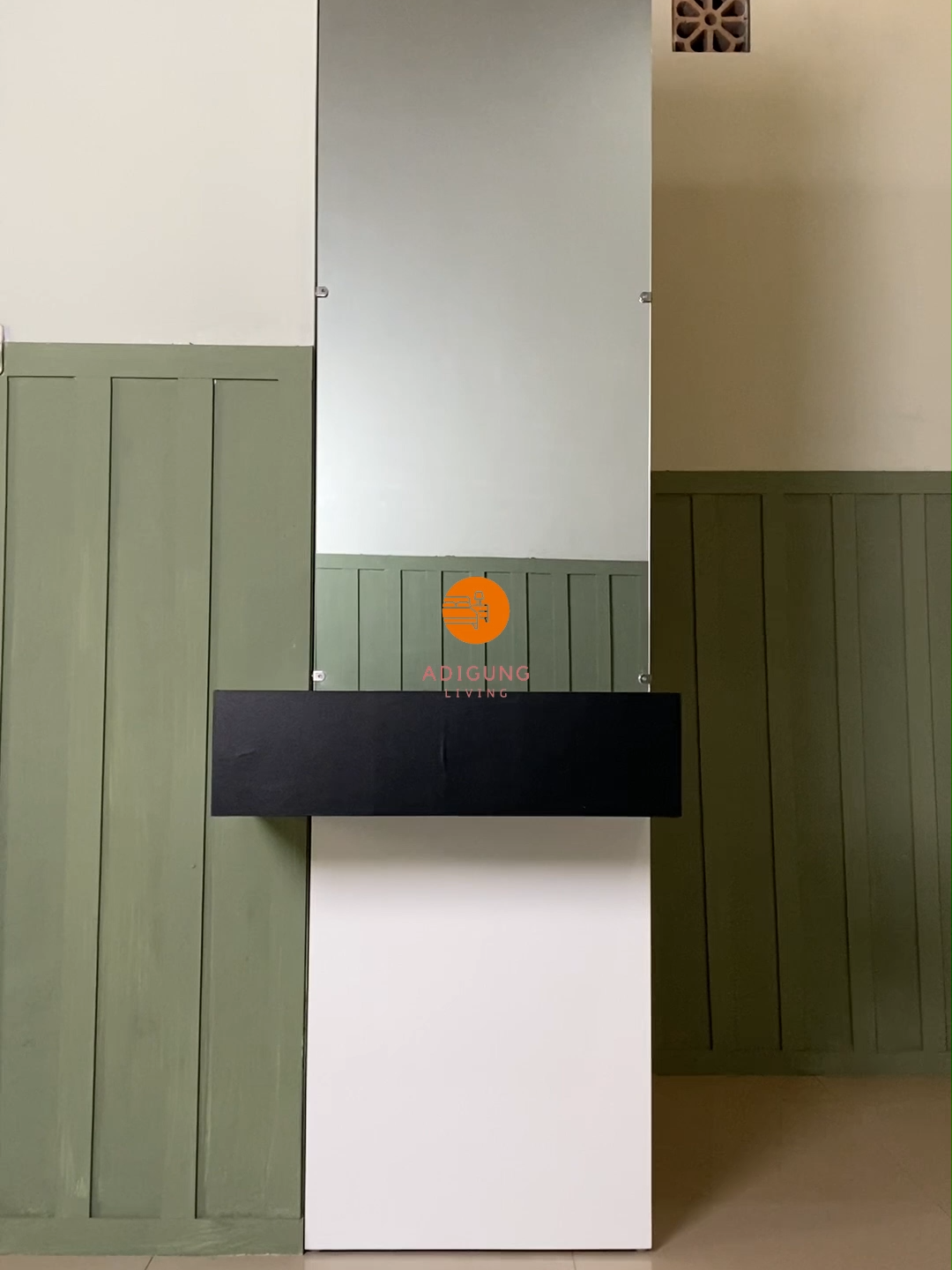 Privasi tetap terjaga, gaya makin kece. Cermin partisi dengan rak susun dan pintu sliding, solusi pintar untuk rumah modern! ===================================== 💡Bisa Custom 🚛 Bisa COD 📱085174420979 ===================================== ✅TIKTOK: ADIGUNG LIVING ✅SHOPEE: ADIGUNG LIVING ✅INSTAGRAM: ADIGUNG LIVING #standingmirror #mirror #homedecor #furniture #fyppppppppppppppppppppppp #lemaritas #rakmakeup #lemarisliding #rumahminimalis #cermin