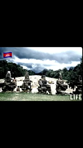 -រូបថតឆ្នាំ១៩៥៧ - ក្រោមជំនួយ USAID របស់អាមេរិក ការដ្ឋានជីកប្រឡាយ ស្របតាមបាតកសិណអង្គរធំប៉ែកខាងជើង ឆ្លងកាត់ស្ពានហាល ក្លោងទ្វារដីឆ្នាំង គិតចាប់ពីទំនប់បារាំង(ទីទំនប់ស្ទាក់ទឹកស្ទឹងសៀមរាប) ទៅដល់ក្នុងបាតបារាយណ៏ខាងលិច ដើម្បីផ្គត់ផ្គង់ដល់ប្រព័ន្ធធារាសាស្ត្រសំរាប់កសិកម្មនៅប៉ែកខាងក្រោមផ្លូវជាតិលេខ៦ ចាប់ពីមុខទ្វារទឹកនៅទឹកវិល (សង្កាត់ទឹកវិល) ឆ្ពោះទៅវាលក្រោម មានសង្កាត់ក្របីរៀល សង្កាត់សំបួរ សង្កាត់សៀមរាប ឃុំខ្នាត ឃុំកែវពណ៌ ប្រព័ន្ធប្រឡាយនេះនៅគង់វង់ដល់បច្ចុប្បន្ននេះ នៅខាងសង្កាត់សំបួរ ប្រឡាយមេនេះនៅជាប់ឈ្មោះអ្នកស្រុកហៅថា ស្ទឹងអាមេរិក រហូតមកដល់សព្វថ្ងៃ   -​ U.S. Aid In Cambodia in 1957.