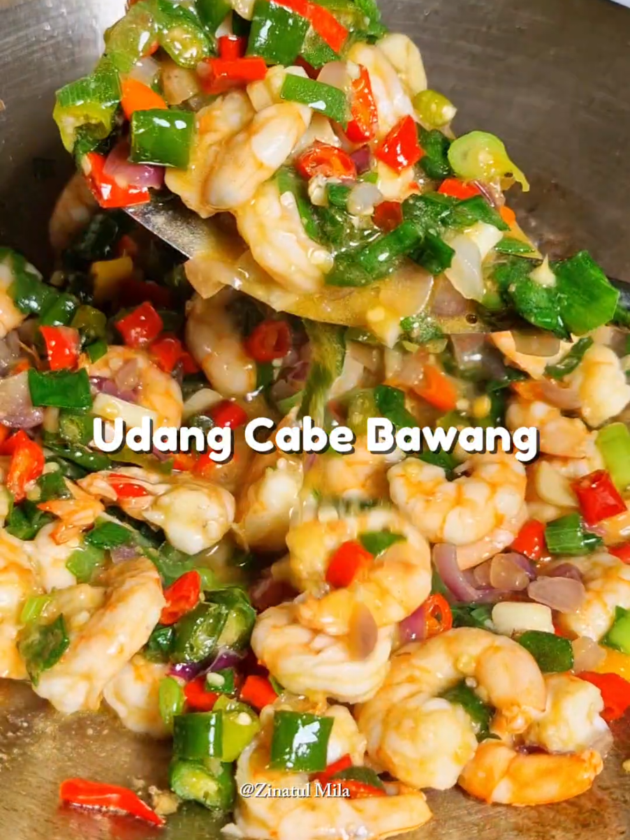 masih tentang tumis cabe bawang tapi kali ini pakai udang,kalo kalian suka udang yang di goreng boleh di goreng terlebih dahulu. aku suka yang langsung tumis begini. bumbu irisnya cabe merah cabe rawit cabe setan bawang merah yang banyak bawang putih  daun bawang seasoning gula, garam dan sedikit terasi #udangcabe #cabebawang #resepsimple #fyptiktok 