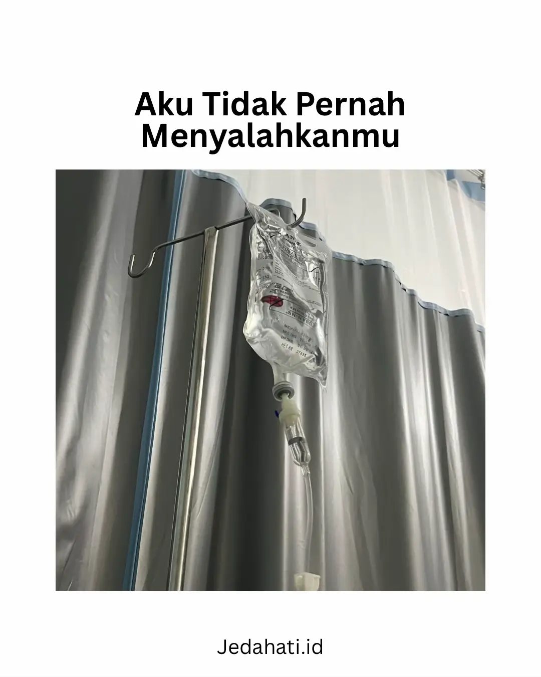 Aku tidak pernah menyalahkanmu. Sungguh, tidak sekalipun. Aku mengerti, bahwa apa yang kamu lakukan hanyalah upaya sederhana untuk menemukan kebahagiaan yang tak pernah kamu temukan dalam diriku. Sejak awal aku tahu, bahwa kelak pilihanmu akan berujung pada luka di hatiku, dan entah bagaimana aku harus belajar mengikhlaskanmu. Lalu, di suatu hari yang sunyi, kamu berkata: “Jangan merasa jadi orang yang paling tersakiti. Jangan merasa paling tulus, seolah telah memberi dunia dan seisinya. Barangkali ini hanya karma untukmu, lewat aku.” Aku membacanya berulang-ulang. Menatap layar cukup lama, memastikan tak ada kata yang salah kupahami. Karena selama ini, yang aku kenal adalah kamu yang lembut, kamu yang tenang, kamu yang manis,  seseorang yang selalu membuatku bangga pernah memanggilmu milikku. Namun tidak, aku tidak salah baca. Kamu benar-benar menulis itu. Dan entah mengapa, kalimat yang keluar dari orang seindah kamu bisa terasa begitu menyesakkan dada, begitu dingin. Sejak itu, aku kehilangan sebagian dari hidupku yang dulu berwarna. Tubuhku rebah, seakan ikut runtuh bersama perasaanku yang patah. Infus menetes di tangan, menyalurkan sisa tenagaku yang tertinggal di kenanganmu. Dan untuk pertama kalinya, aku tahu rasanya menjadi yang terbaring, bukan yang datang membawa bunga dan menjaga. Begitu kuat kata-katamu menembus. Bukan hanya ke hati, tapi ke tubuh. Andai perasaanku biasa saja, mungkin aku tidak akan sampai di titik ini. Tapi aku sudah terlalu dalam mencintaimu, hingga luka itu menjelma bagian dari nadiku. Namun tetap, aku tidak pernah menyalahkanmu. Tidak akan pernah. Karena aku tahu, jalanmu bukan untukku. Dan kebahagiaanmu, barangkali memang harus lahir dari perpisahan ini. Maka, hiduplah bahagia bersama seseorang yang mampu memberimu dunia dan seisinya. Tersenyumlah dalam peluk yang tidak lagi milikku. Aku akan tetap di sini, diam dan tenang, menjadi doa yang berjarak, menjadi kasih yang masih ada, tapi tak lagi ingin bersama. Terima kasih, dan selamat berbahagia.