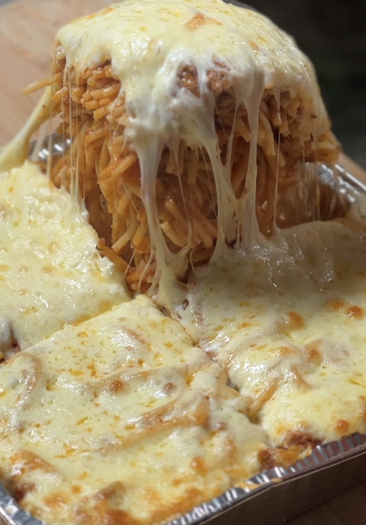 Enakk banget ini! Bikin nya gampang banget loh, kalo dijual juga bisa sih.  ✅ Pasta 250 gr ✅ Daging sapi giling 250 gr ✅ Keju mozzarella 250 gr ✅ Pasta tomat 160 gr ✅ Bumbu pasta bolognese 1 bungkus ✅ Seasalt garlic 1 sdt ✅ Air 150 gr ✅ Susu full cream 100 ml ✅ Bawang bombay 1/2 