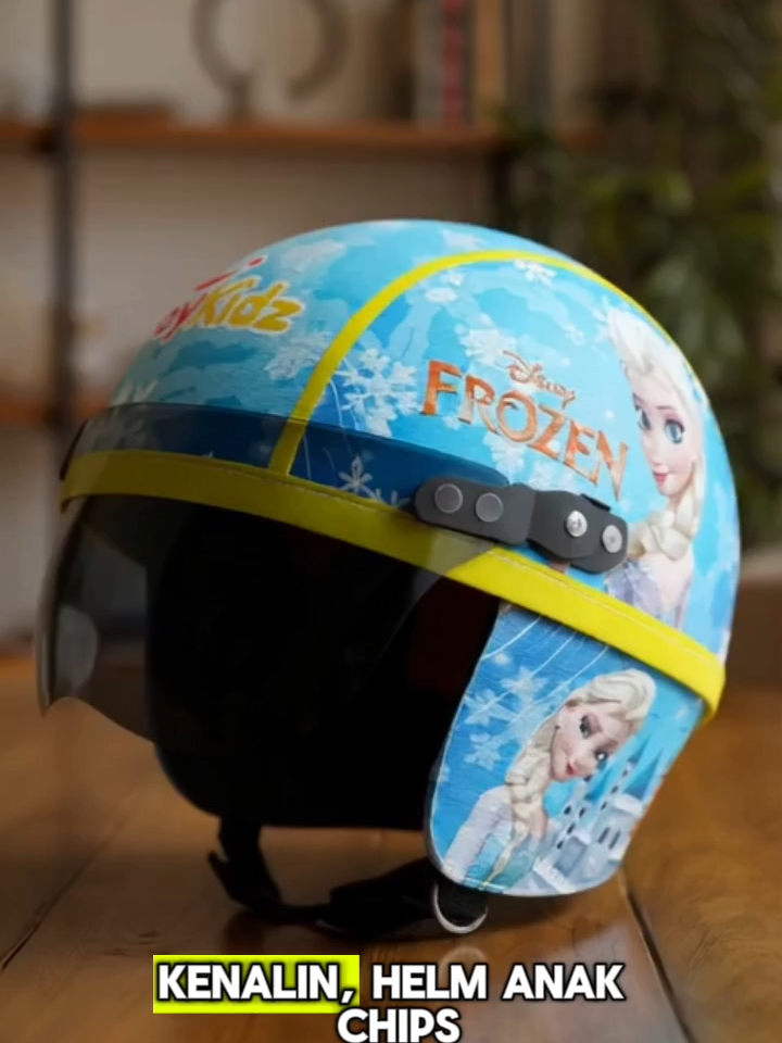 Motif Frozen-nya gemas banget, warnanya juga cantik  Langsung checkout sebelum stoknya cair kayak salju #helmet #helmanak #helmanakretro #joykidz #joykidzhelmet #joyfulriding