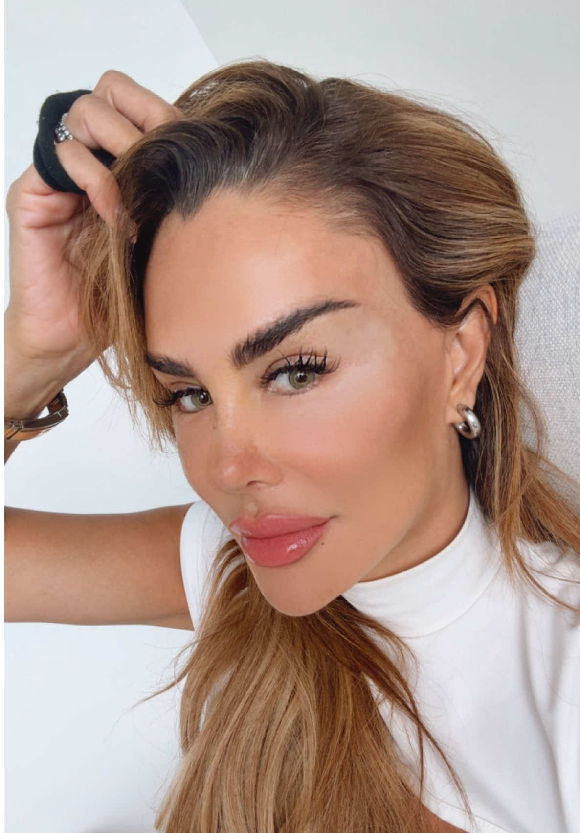 ✨ A veces un cambio exterior refleja una transformación interior 💎 Este paso simboliza una nueva etapa, una mirada distinta al mundo y hacia mí misma.  Gracias a @KERATO - Safe Eye Color Change  por acompañarme con tanto profesionalismo y cariño en este proceso de cambio de color de ojos 👁️💫 Porque cuando te atreves a verte diferente, también comienzas a sentirte diferente. 🌙💖 #Keratojourney #NuevaMirada #KeratoEyes #Renacer #Colaboración   