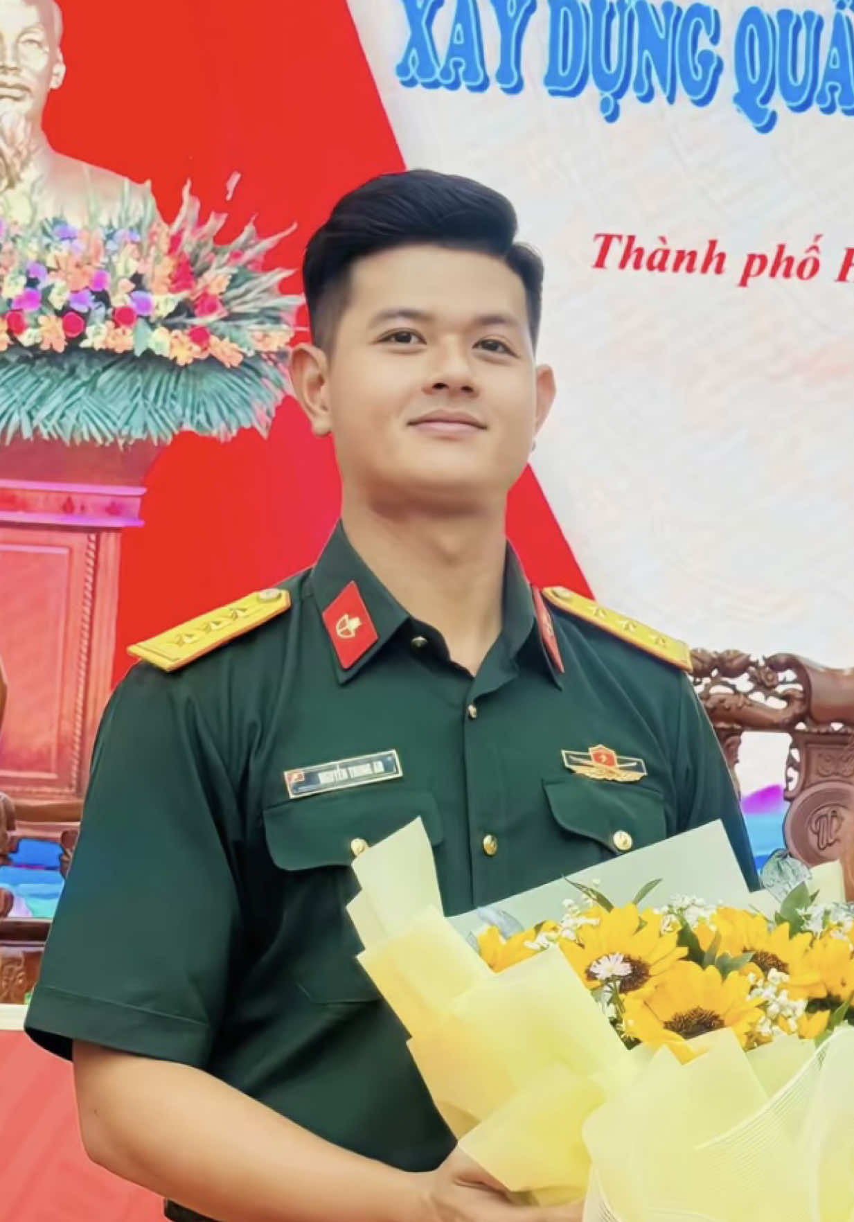 Giữa vòng tay của đồng đội, trước mặt là các em học sinh đầy nhiệt huyết, đồng chí có vẻ HIGH. Giả sử một ngày, vật đổi sao rời, đứng trong vòng tay của ‘dàn hậu cung online’, trước mặt là hội ce YNN, theo các bà .. đồng chí còn cầm nổi mic ko🤭?!  Mã này đúng ‘hàng độc quyền Cty’, đợt nào ra là chất lượng đợt đó. Kính mong Cty cho mã này xuất hiện nhiều hơn, ở những hội trường lớn hơn, sân khấu lớn hơn! 💚 #nguyentrungan 