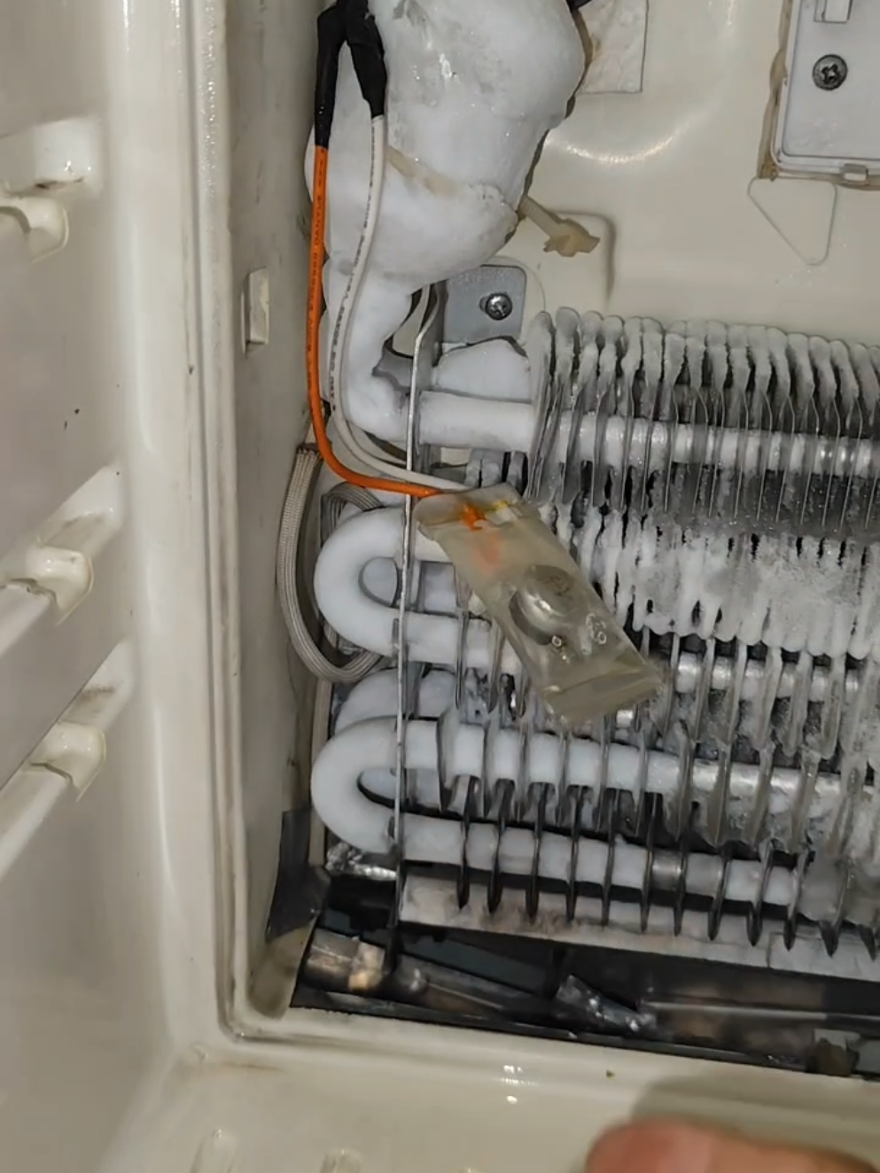 Tủ lạnh funiki vừa chạy lốc vừa xã băng 😅