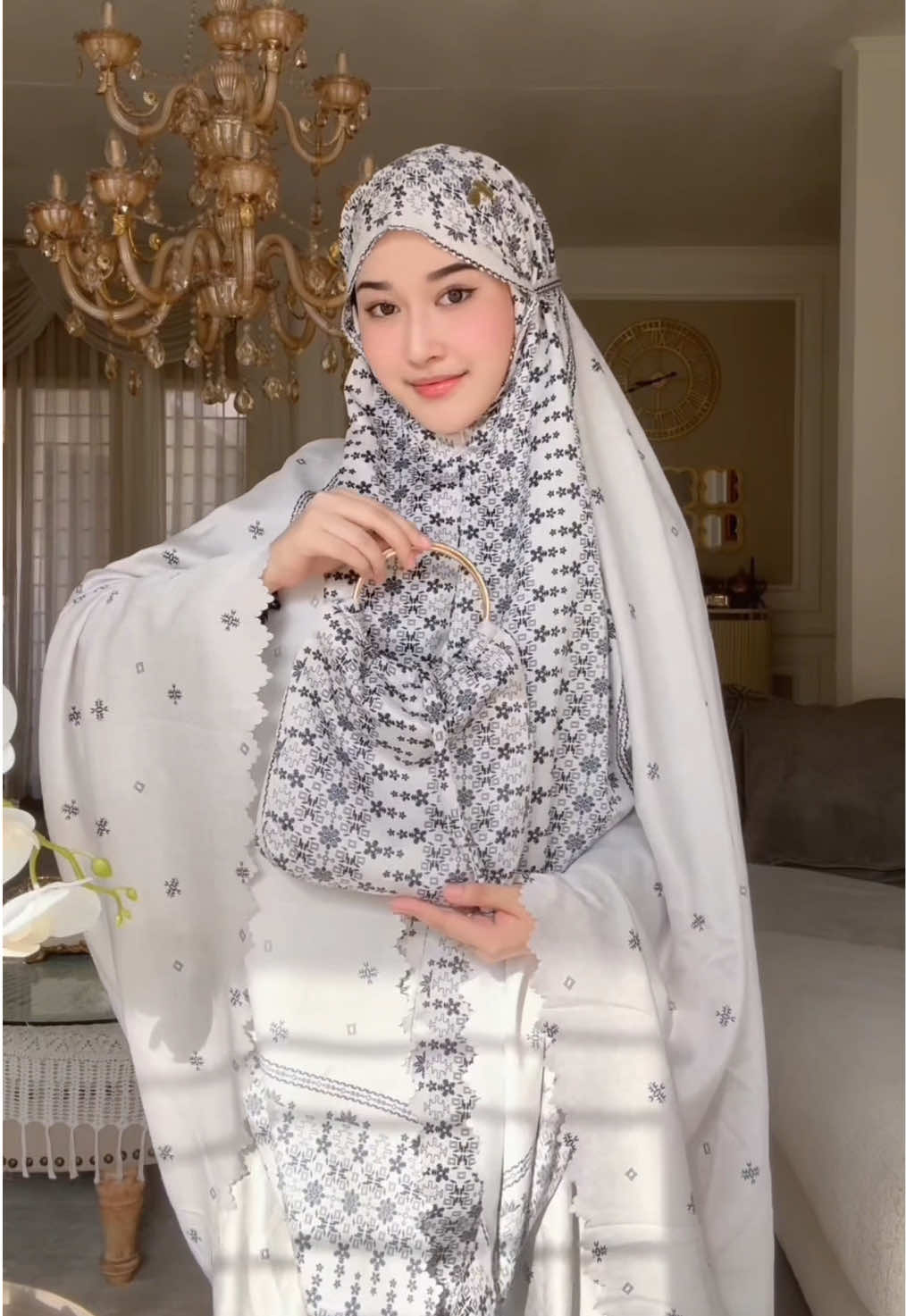 Mukena Aleeya Vanilla, lembut di sentuhan, elegan di pandangan 🤍 Kak @Syifa memakainya dengan begitu anggun — mencerminkan ketenangan yang sesungguhnya 🌿#MukenaAyzara #fyp #mukenapremium #review #tryonhaul  