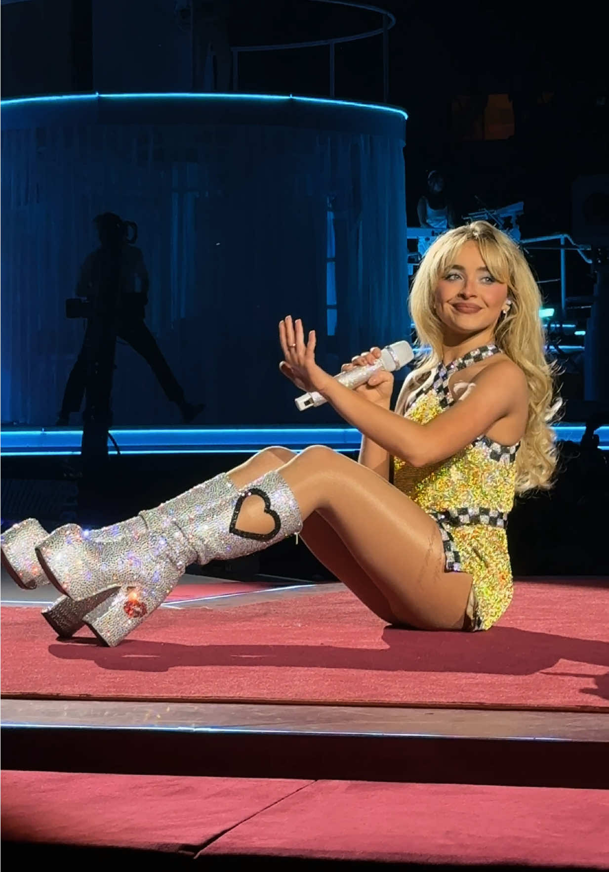 Juno pose tonight at MSG night 2! you kill me lmaooo @Sabrina Carpenter #sabrinacarpenter #shortnsweet #nyc #taxi #msg 