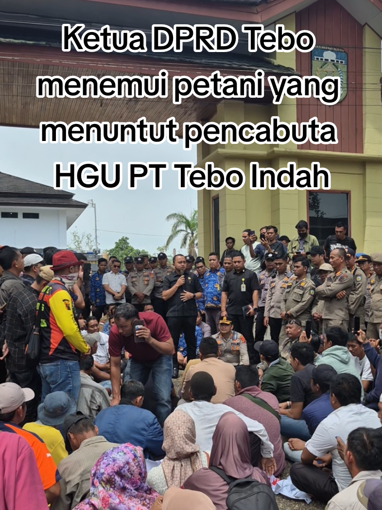 LuarBiasa! Ketua DPRD Tebo, Khalis Mustiko, turun langsung menemui petani yang menuntut pencabutan HGU PT Tebo Indah. Suara rakyat akhirnya didengar. #Tebo #AksiDemo #PetaniBergerak #cabutHGUPTteboindah #SuaraRakyat @gerindra @polda_jambi @KEMENTRIAN ATR BPN @KEJATI JAMBI @Polres Tebo @Atrbpn Tebo @Khalis Mustiko 