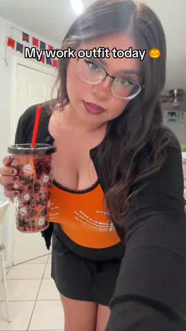 Wore my Mary Jane’s to work and now my feet are in painnnn. Atleast I looked cute tho 🧡 #OOTD #halloween #october #spookyseason #drmartens 