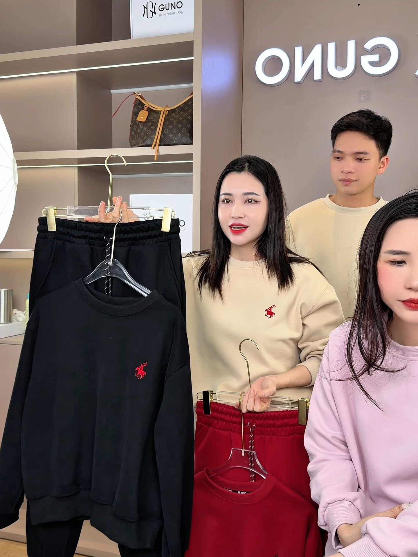 Đủ màu đủ size nam nữ cho các chị lựa luôn ạ #phuongnguyenguno #guno