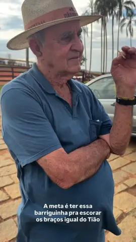 meta não é shape, é conforto 😂🔥 Igual o Tião, com a barriguinha certinha pra escorar o braço 🤣 #TurmaDoTubarão #ResenhaBoa #TiãoRaiz