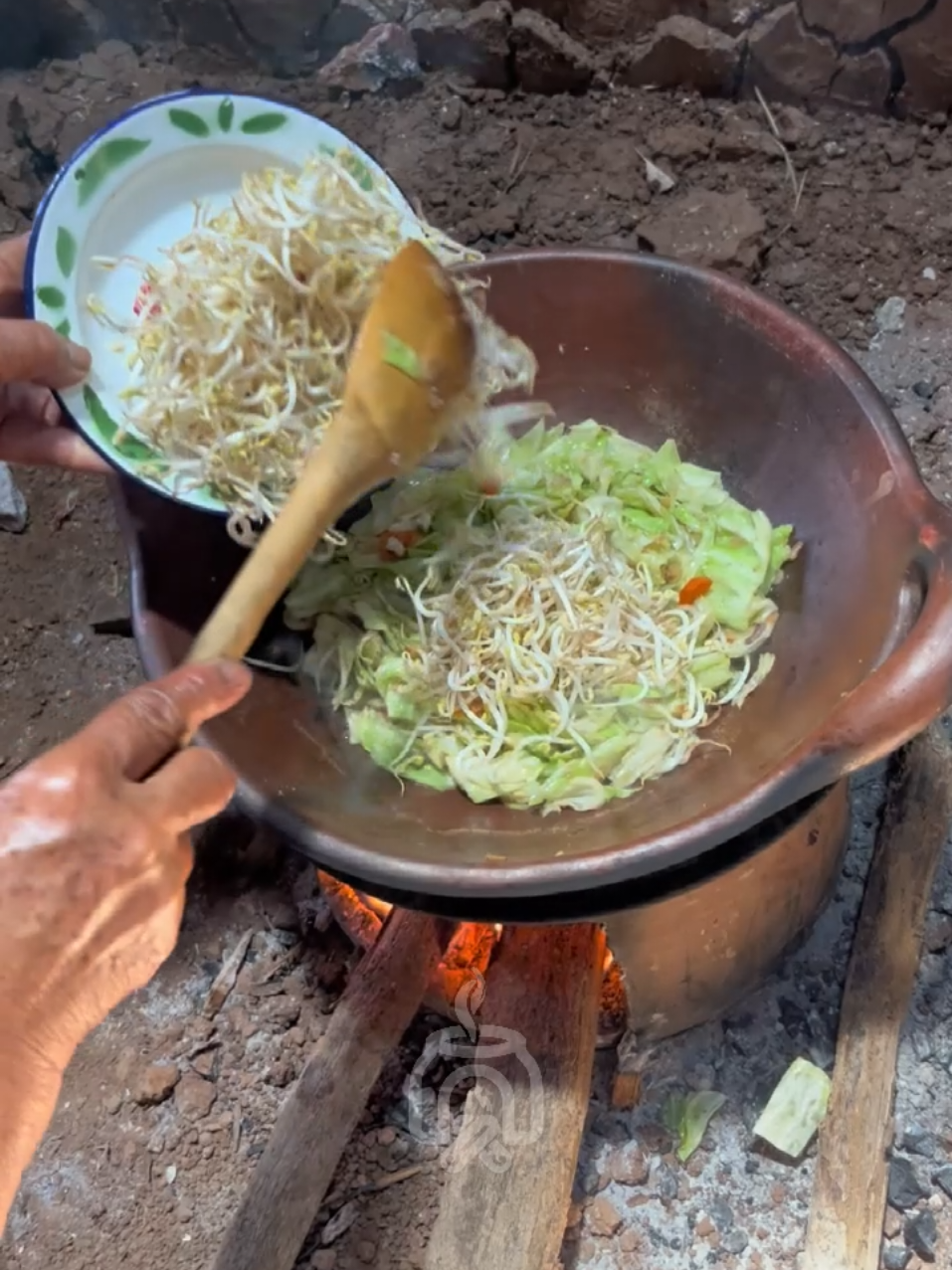 Mak menyiapkan oseng kobis dan tauge siang ini. Kol diiris, tauge dicuci bersih, lalu semua ditumis dengan bawang dan cabai iris. Oseng kobis dan tauge ini sederhana, dengan rasa gurih pedas segar, cocok jadi pendamping lauk utama. #tungkukayu #masakanmak #osengsayur 