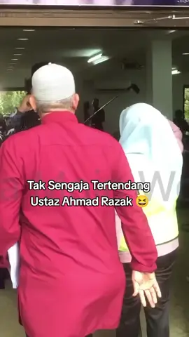 Tak Sengaja Tertendang  Ustaz Ahmad Razak 😆 #fypageシ #eidamoin #fyp #foryoupage #fypage 