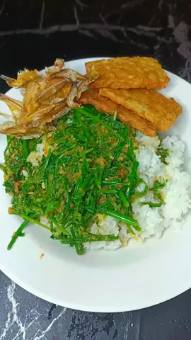 mari makan gaiiiiiiss 🤩  tumis pakis, ikan asin kapas dan tempe Krispy mantap banget,yg lagi diet dilarang 😜#makan #lapar #masakansimple #mukbang #masakanrumahan 