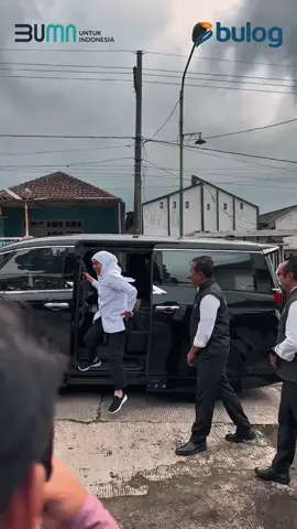 Gubernur Jawa Timur Ibu Khofifah Indar Parawansah bersama BULOG melaksanakan Gerakan Pangan Murah (GPM) sekaligus melakukan monitoring distribusi Beras Stabilisasi Pasokan dan Harga Pangan (SPHP) di Rest Area Kecamatan Tutur Pasuruan guna mewujudkan swasembada pangan. @Perum BULOG  @prabowo @pco.ri @kementerianpertanian @a.amran_sulaiman  @sudaryono  @kementerianbumn #BULOG #BULOGhadir #PemerintahHadir #BULOGSahabatPetani #BULOGSerapGabah #BULOGDukungSwasembadaPangan #SwasembadaPangan #KinerjaBULOG #MengantarkanKebaikan