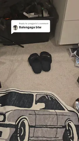 Replying to @yvngjaris #slippers #fashion 