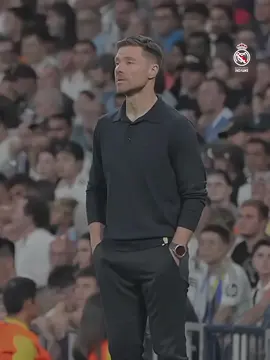 Xabi Alonso ditunjuk sebagai pelatih Real Madrid setelah sukses besar bersama Bayer Leverkusen. Taktiknya di Real Madrid didasarkan pada filosofi yang kuat, membangun sebuah 