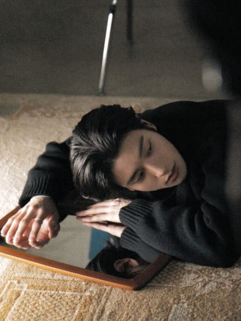 Kamu sadar bahwa beberapa minggu ini kamu terlihat tidak terawat karena sibuk merawat bayimu dengan jake yang baru saja lahir. Namun dilihat-lihat jake sama sekali tidak pernah membantumu mengurus bayi kalian. Justru, semakin hari jake semakin mengabaikanmu. Kamu sadar bahwa tubuhmu saat ini terlihat kurang menarik untuk dipandang. Sembari memberikan asi untuk james— anak laki-lakimu, kamu membuka ponsel dan berniat mengirimkan pesan untuk suamimu jake. Namun kamu kembali mengurungkan niatmu ketika melihat foto profil jake yang berganti menjadi bunga sakura. Sakura— adalah bunga yang sangat indah. Mekarnya yang singkat dan gugurnya kelopak bunga menjadi metafora abadi untuk sifat kehidupan yang fana dan cepat berlalu.  Ada banyak kenangan menyakitkan untuk sekadar mendengar nama sakura. Selain menjadi nama bunga, sakura juga adalah nama mantan tunangan jake yang sudah lama berpulang. Jika ingin kembali mengingat masa lalu, sebenarnya kamu adalah pilihan terakhir dari banyaknya perempuan yang mendaftar menjadi calon istri jake. Kamu bukanlah orang yang jake cintai, kamu hanya salah satu pilihan terbaik ketika jake membuka audisi calon istri. Kamu memang menang dari banyaknya perempuan yang mendaftar audisi tersebut— tetapi tidak untuk menjadi pemenang di hati jake. Kamu menatap wajah james dengan senyum kecil yang terbit dari bibirmu, 