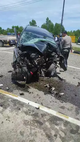 Tragedi di Jalan Arteri Mamuju, Saat Keselamatan Publik Dipertaruhkan MAMUJU - Kecelakaan tunggal di jalan arteri mamuju ditinjau dari aspek tanggung jawab penyelenggara jalan dan keselamatan publik. Kecelakaan lalu lintas merupakan peristiwa yang menimbulkan korban manusia dan/atau kerugian materi yang diakibatkan oleh kendaraan baik sepeda motor ataupun mobil di jalan.  Dalam kasus kecelakaan tunggal di jalan arteri Mamuju yang mengakibatkan korban jiwa, Satlantas Polresta Mamuju telah melakukan olah tempat kejadian perkara (TKP) dan menyimpulkan bahwa penyebab utamanya adalah kecepatan tinggi kendaraan (sesuai sumber berita dibeberapa media). Namun, dalam perspektif hukum, penyebab kecelakaan tidak boleh semata-mata ditinjau dari perilaku pengemudi, tetapi juga dari faktor kelayakan sarana dan prasarana jalan, yang merupakan tanggung jawab negara dan penyelenggara jalan. Walaupun hasil penyelidikan awal menyebutkan penyebab kecelakaan karena mobil melaju dengan kecepatan tinggi, analisis hukum harus memperhatikan faktor eksternal lainnya seperti Desain jembatan yang tidak sesuai standar keselamatan, Jika unsur-unsur tersebut terbukti berkontribusi terhadap terjadinya kecelakaan, maka dapat dikategorikan sebagai kelalaian penyelenggara jalan. Kecelakaan tunggal tidak serta-merta disebabkan oleh kelalaian pengemudi, faktor kondisi jalan dan kelalaian penyelenggara jalan juga harus menjadi perhatian. Berdasarkan UU LLAJ dan UU Jalan, penyelenggara jalan wajib menjamin keselamatan pengguna jalan, dan kelalaian dalam kewajiban ini dapat menimbulkan pertanggungjawaban pidana maupun administratif. Satlantas Polresta Mamuju perlu memperluas pendekatan investigatif dengan melibatkan audit keselamatan jalan agar hasil penyelidikan mencerminkan keadilan substantif dan perlindungan hukum bagi masyarakat. Satlantas Polresta Mamuju bersama Polda Sulbar perlu melakukan audit teknis jalan arteri dan jembatan yang menjadi lokasi kecelakaan. serta Pemerintah Daerah (Dinas PUPR) harus segera melakukan evaluasi struktur dan keselamatan jalan, termasuk pemasangan rambu, marka, dan pagar pengaman. Pemerintah Provinsi Sulawesi Barat perlu membentuk Tim Evaluasi Keselamatan Jalan yang terdiri dari unsur kepolisian, dinas teknis, dan masyarakat. Diakhir tulisan ini, saya mengucapkan Turut berduka cita atas musibah kecelakaan lalu lintas yang terjadi di Mamuju. Semoga korban mendapat tempat terbaik di sisi-Nya. Makassar 27 Oktober 2025 Hormat dari saya Busman Rasyid. #sulbar #mamuju 