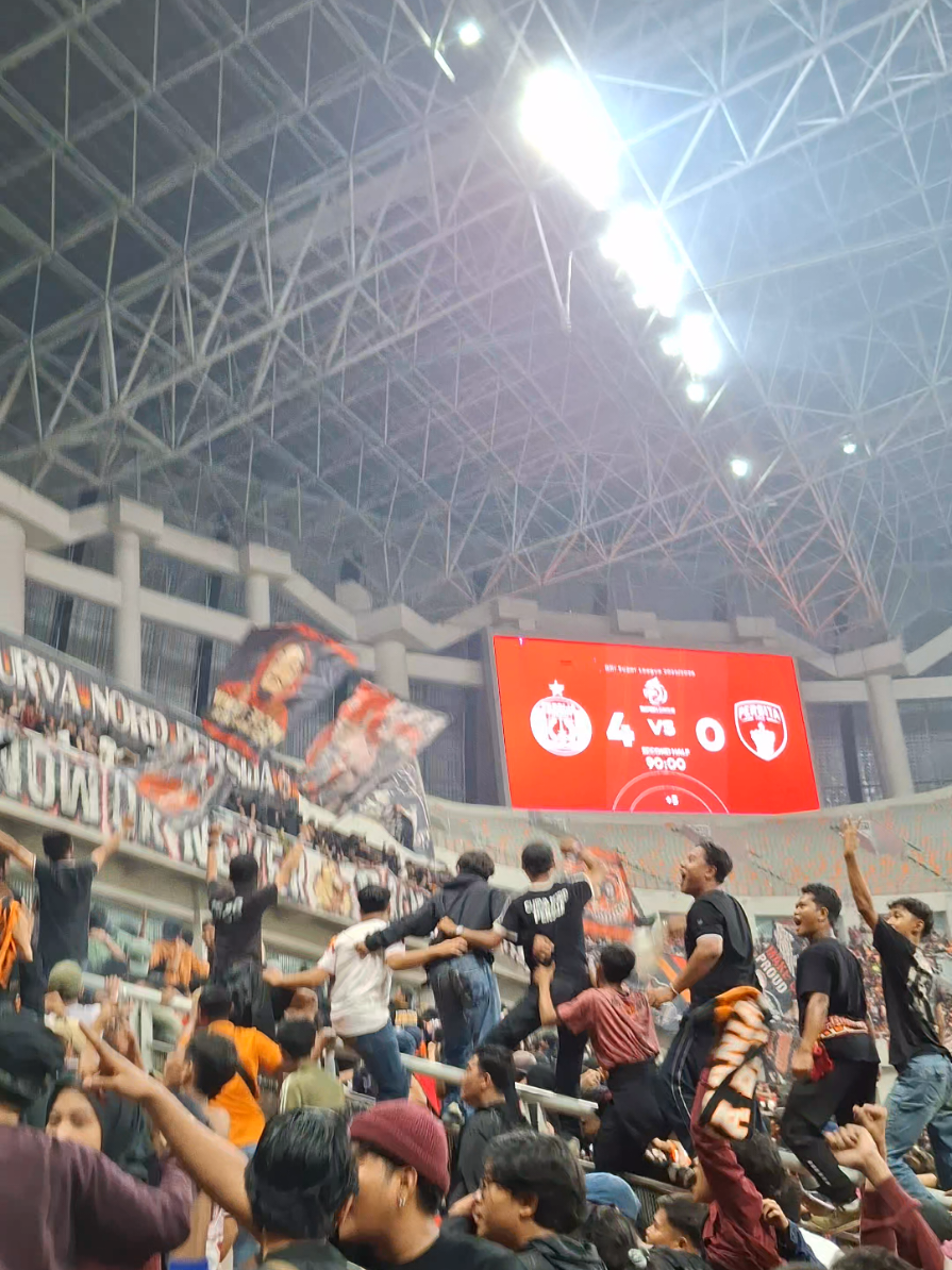 Klub lain pindah stadion dikarenakan ada renovasi/ demo / kerusuhan, ini pindah stadion karena rumput hancur abis konser 😔 #jakartainternationalstadium #persijajakarta #persijavspsbsbiak #fyp #masukberanda 