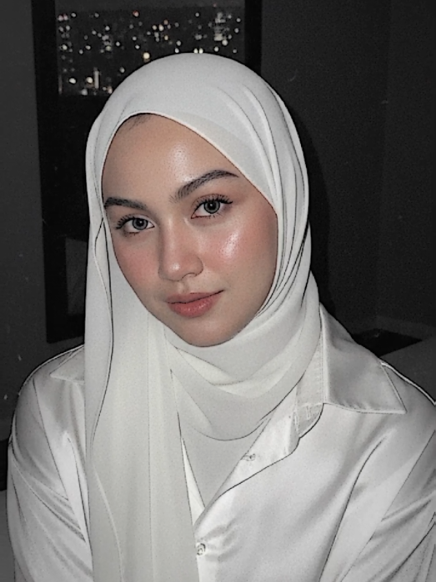 Adu yali yali🤍 Gemini AI: Ciptakan potret swafoto gaya 2000 yang realistis (wajah tampak 100% sama, tanpa edit). Bidikan wajah close-up sudut tinggi Seorang wanita muda berhijab pashmina warna putih yang modelnya dikesampingkan satu yang manis dan bergaya sedang berswafoto, menggunakan lampu kilat untuk memotret wajahnya. Suasana dalam ruangan, latar belakang ruangan menekankan warna hitam dan abu-abu, dengan cermin yang memantulkan suasana kota di malam hari.  tanpa perubahan wajah...Wajahnya, kulitnya tanpa cela dan bercahaya, disorot oleh cahaya lembut ruangan. Kenakan kemeja satin putih kebesara. Ia duduk di samping tempat tidur, cahaya redup dan suram, membuatnya tampak kesepian. Ia menyalakan lampu kilat yang menyebar, yang membuatnya tampak elegan. Ia berpose cantik dan melamun, berfokus pada wajahnya dan menunjukkan ekspresi sesuai pose, tanpa mengubah wajahnya. Rasanya seperti berswafoto dengan kamera yang dipegang tinggi.Gunakan flash langsung dengan efek cahaya lembut yang menyebar sedikit sorotan berlebih, dan tekstur gambar yang agak kasar. Gambar alami dan alami, suasana vintage digital, foto sinematik, fotografi fesyen editorial, mahakarya 8K. #gemini #ai #trend  #fypシ゚ #capcut 