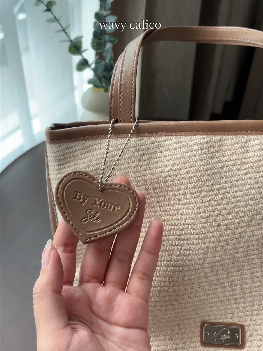 ✨ กระเป๋าใบเล็กที่จุของได้แบบเกินเรื่อง! #TheBucketTote จาก KEPT คือรักเลย 🤎 โทนน้ำตาล #MoccaMousse กับผ้า #WavyCalico น่ารักอบอุ่นมาก~ 🍂 ใส่ iPad Pro/Air ได้สบายๆ ช่องเยอะ ใช้งานจริง 💯 ใครชอบกระเป๋าเบาๆ แต่ง่ายๆ คลาสสิก ต้องมี! #กระเป๋าถือ #กระเป๋ามินิมอล      