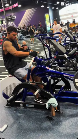 Throwback to about 4 weeks out from my show! Was glad to get a workout in with my brotha @OT! #fyp #bodybuilding #Fitness #fit #transformation 