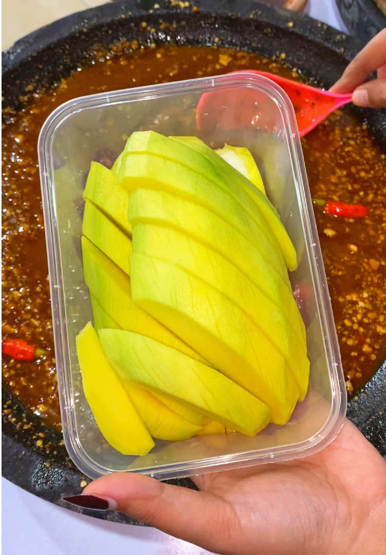 Ngecesssss gatuhhh 😋🤤 #rujakmangga #rujakbuah #kulinerjember #jember24jam #fyp 