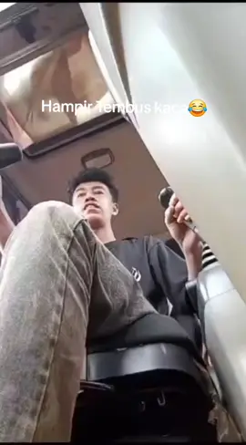 Hampir jadi cicak😂 #lucu_ngakak #helperexcavator #operator_excavator 