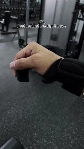 These hooks turn you into a lifting machine 💪🏼Tap the link before your grip gives out!#tiktokshopblackfriday #weightlifting #fitnessequipment #fyp 