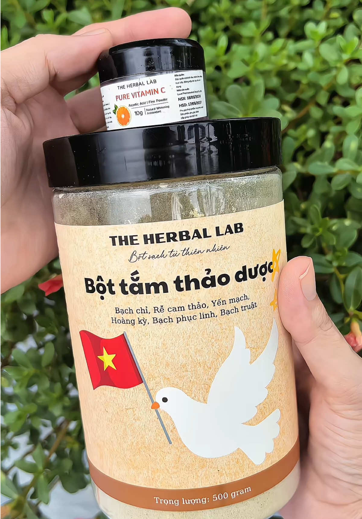 Tui chỉ pha bột này với sữa chua thôi mà da mịn thơm kiểu spa luôn 😳 Cái này là bột thảo dược thiên nhiên đó, không hề chất bảo quản nha 🌿” #bottamthaoduoc #reviewlamdep #duongtrangbody #chamsocda #fyp 