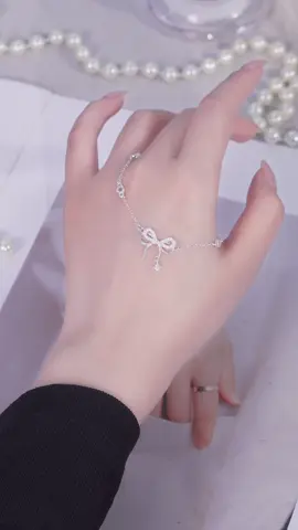 Lắc tay LT0214 nhỏ xinh, vừa nữ tính vừa tỏa sáng mọi nơi ✨  #lactaybactlee #daychuyenbactlee #khuyentaibactlee #trangsuc #tleejewelry 