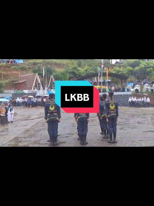 badai saja tidak menggoyahkan semangat kami apalagi cuma rintik hujan, inilah kami MTs Ihsaniyah Banyumudal Moga💪 #lkbb #barisberbaris #mtsihsaniyah #fypシ゚ 